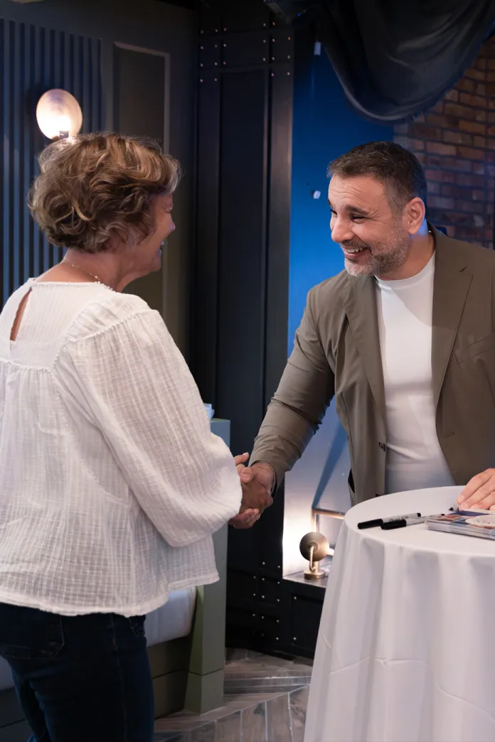 Amir Tsarfati shaking hands with a traveler